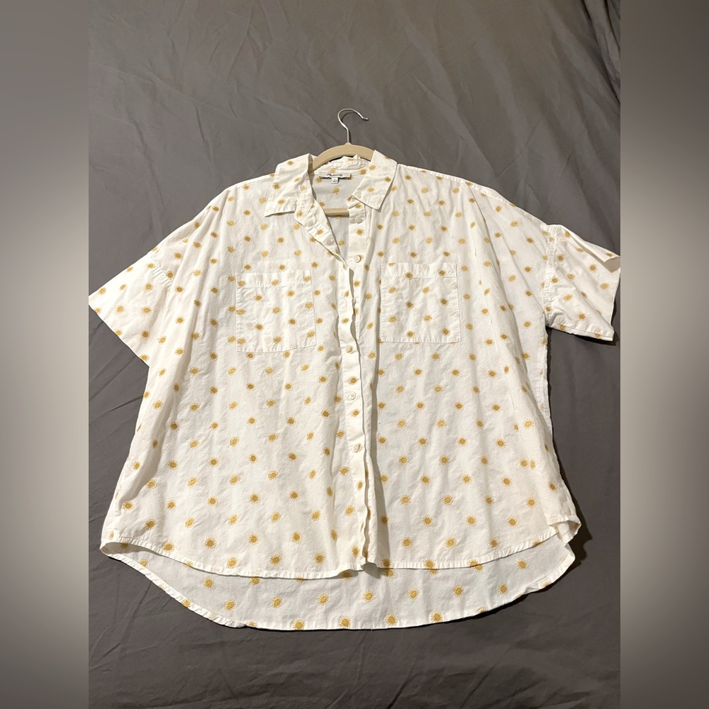 Madewell sun-pattern white button down short sleeve top, size L